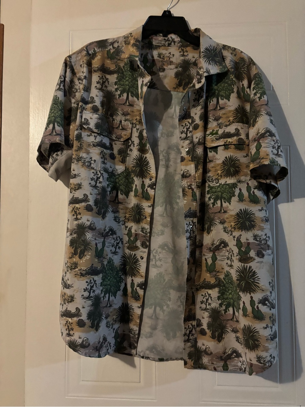Casual Short-Sleeve Button-Down Shirt in Green and Beige Print